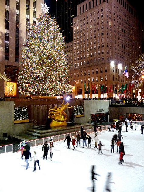 My Top 5 NYC Landmarks- Rockefeller Center's Tree and Ice Rink, I am not a coordinated skater, but I would certainly try! (Photo from SimonPix, via Flickr)  #AerieFNO Places To Go For Christmas, New Year New York, Luxury Places, Christmas In America, Nyc Landmarks, Winter In New York, New York Landmarks, Christmas Tree Wallpaper, New York Winter