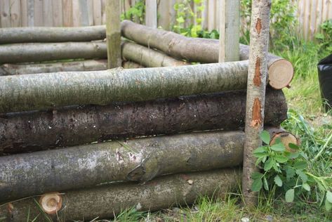 Log Raised Bed Garden, Raised Beds With Logs, Raised Garden Bed With Logs, Log Raised Garden Beds, Log Garden Bed, Homemade Raised Garden Beds, Enclosed Garden Structures, Building A Raised Bed, Fenced Vegetable Garden