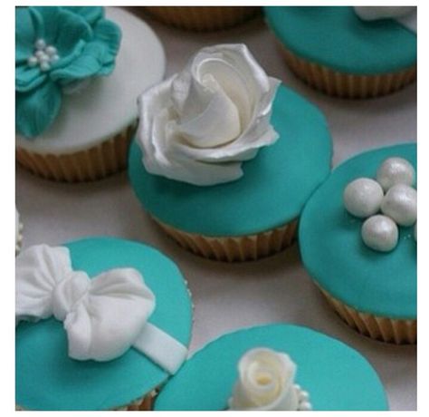 Prty! Communion Cupcakes, Tiffany Cupcakes, Cupcakes Bonitos, Cupcakes Amor, Tiffany Theme, Buffet Dessert, Tiffany Party, Bridal Shower Cupcakes, Tiffany Blue Wedding