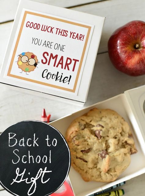 First Day of School Gifts: This cute "Smart Cookie" gift is fun for students on the first day of school. All you have to do is grab a cookie and add a tag and you're all set for back to school fun #backtoschool #kids #kidsgifts #giftideas Smart Cookie Printable, First Day Of School Gifts, Back To School Gifts For Kids, One Smart Cookie, First Day Of School Activities, Fabric Purse, Back To School Party, Back To School Kids, School Printables