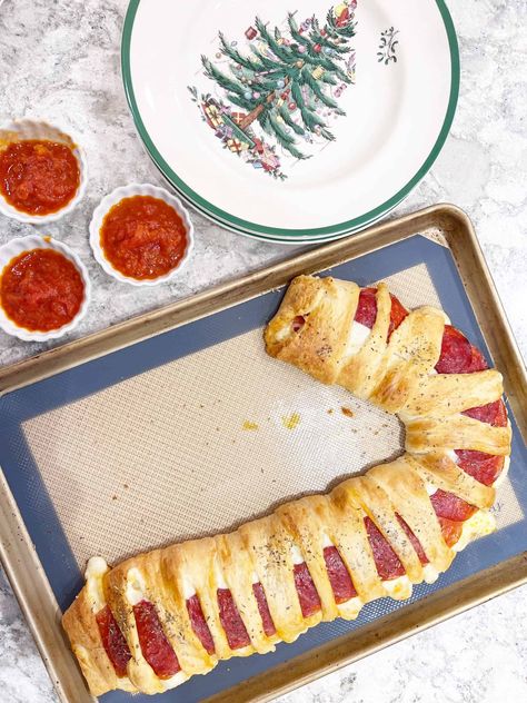 Mummy Stromboli, Crescent Roll Pastry, Candy Cane Dessert, Easy Suppers, Pepperoni Bread, Candy Cane Recipe, Crescent Roll Pizza, Cheese Crescent Rolls, Mini Candy Canes