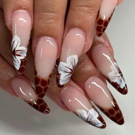 How do you marry boldness with a love for soft living? How about nailing it with a manicure look that’s a fusion of both sides of nature. 🦒 🌸 #itsjustanothermanimonday Would you rock? 💅 — Click link in Bio to see the latest Fashion Trends, Celebrity Style, and more! Subscribe to Style Rave Premium & Shop Editor-selected Pieces 🛍 — #StyleRave: The ultimate style guide #fallnails #manicureideas #nailinspo Cheetah Print Nails, Seasonal Nails, Fall Acrylic Nails, Latina Fashion, Nail Forms, Nails 2024, Birthday Nails, Stick On Nails, Funky Nails