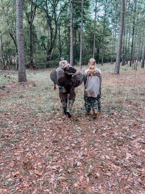 girls hunting Hunting Pictures Women, Girl Hunting, Hunting Aesthetic Girl, Hunting Date, Girls Hunting, Women Hunting, Hunting Outfit, Hunting Couple, Bow Hunting Women