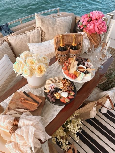 Boat Picnic Ideas, Boat Picnic Aesthetic, Duffy Boat Bachelorette, Boat Tour Aesthetic, Duffy Boat Party Decorations, Birthday Boat Party Ideas, Picnic On A Boat, Duffy Boat Party, Yacht Decorating Ideas