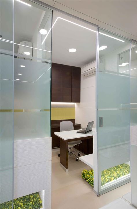 Glass Cabins In Office, Small Office Partition Ideas, Clinic Partition Design, Small Clinic Interior Design, Small Clinic Design, Small Dental Clinic Interior Design, Small Office Cabin Design, Office Partition Design, Modern Clinic