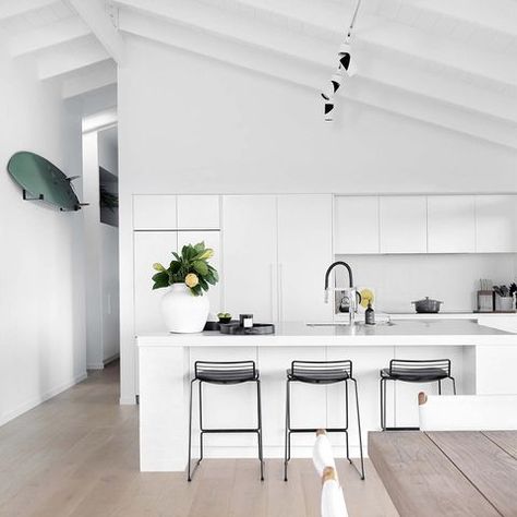 Adore Home Magazine (@adoremagazine) • Instagram photos and videos Vaulted Ceiling Ideas, Vaulted Ceiling Kitchen, Multigenerational Living, Raked Ceiling, Ultra Modern Homes, Coastal Dining, Escape Plan, Contemporary Cottage, Highland Homes