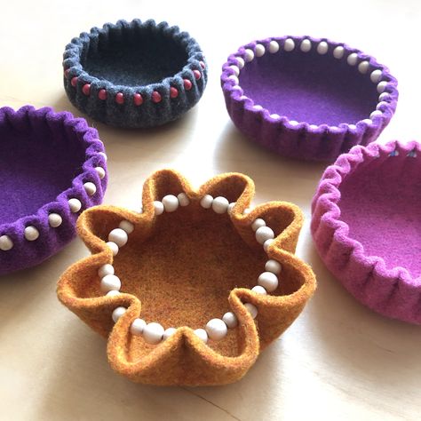 Waldorf Felt Crafts, Felt Bowls, Felt Bowl, Tovad Ull, Felted Bowls, 20th Birthday Party, Diy Slippers, Wool Felt Projects, Seni Dan Kraf