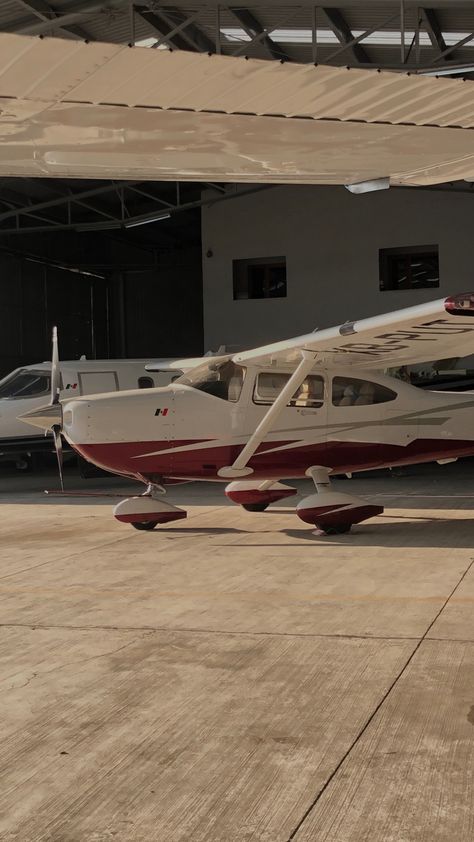 Airplane Engineer Aesthetic, Aviation Aesthetic, Cessna 210, Flying Planes, Pilot Life, Aircraft Maintenance Engineer, Plane Wallpaper, Fly Plane, Cessna 172