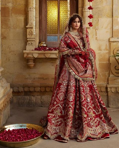 Red Lehenga Choli, Pakistani Bridal Dress, Red Bridal Dress, Bridal Lehenga Designs, Latest Bridal Lehenga, Wedding Lehenga Designs, Indian Bride Outfits, Bridal Lehenga Red, Salwar Kamiz