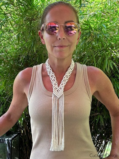 long macrame necklace over a tank top Diy Macrame Necklace, Clove Hitch Knot, Collar Macrame, Diy Choker, Macrame Colar, Free Macrame Patterns, Macrame Dress, Mini Macrame, Necklace Tutorial