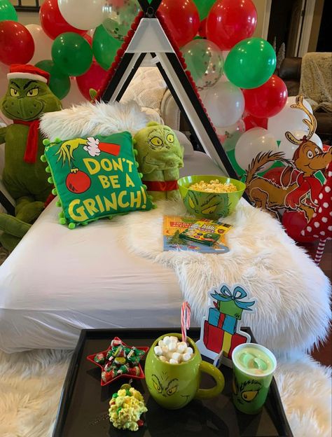 How The Grinch Stole Christmas Movie Night, Grinch Christmas Sleepover, Grinch Slumber Party, Grinch Kids Christmas Party, Sismas Party, Grinch Sleepover Party, The Grinch Birthday Party, Sleepover Ideas For Kids, Christmas Slumber Party