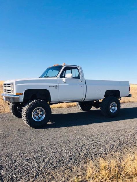 Old Chevy Square Body Trucks, K10 Chevy, 80s Chevy Truck, Jacked Up Chevy, Chevy Trucks Older, Country Trucks, Trucks Lifted Diesel, White Truck, Vintage Pickup Trucks