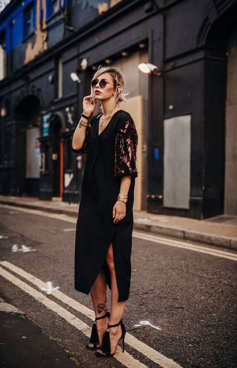 black maxi dress | dress: By Malene Birger | style: casual, chic, edgy | London /sommerswim/ Black Dress Outfit Party, Black Dress Outfit, Outfit Party, Grunge Look, Mode Casual, Womens Fashion Edgy, Looks Street Style, Malene Birger, By Malene Birger