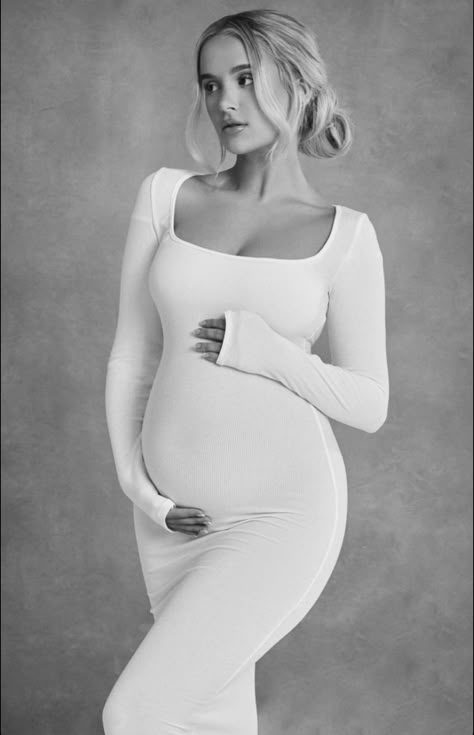 Maternity Shoot Outfit, Studio Maternity Shoot, Maternity Studio Photoshoot, Studio Maternity Photos, Maternity Posing, Pregnancy Photos Couples, Maternity Photo Outfits, Maternity Photography Poses Couple, Modern Maternity