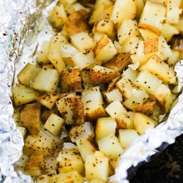 A foil packet filled with cubed roasted potatoes in foil on a baking pan. Diced Potatoes In Oven, Foil Potatoes, Potato Packets, Fish Sides, Foil Packet Potatoes, Steak Burger, Food Sides, Potatoes In Oven, Oven Roasted Potatoes