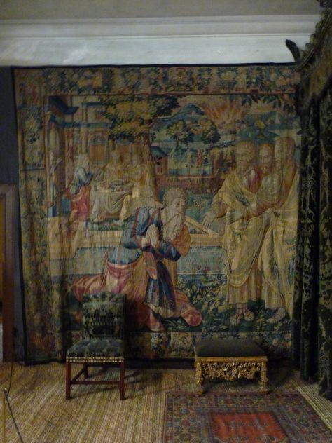 Old English Manor, Hardwick Hall, House In England, Bedroom Tapestry, Velvet Bedroom, Chateaux Interiors, Royal Room, Antique Tapestry, Tapestry Room