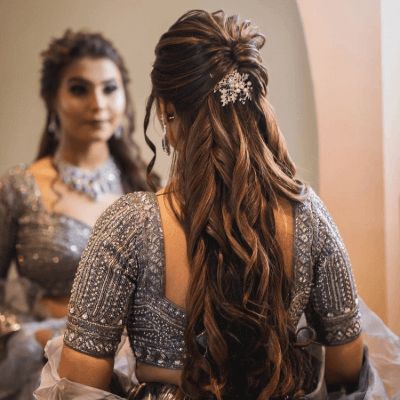 23 Attention-Grabbing Hairstyle For Lehenga - ZeroKaata Studio Reception Hairstyles, Lehenga Hairstyles, Hairstyles For Indian Wedding, Bridal Hairstyle Indian Wedding, Hair Style On Saree, Engagement Hairstyles, Bridal Hairdo, Bridal Hair Buns, Indian Wedding Hairstyles