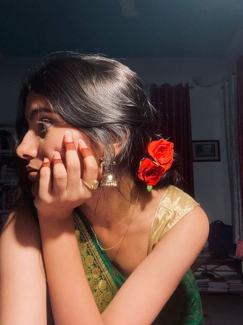 Brown Girls Indian Aesthetic, School Makeup Aesthetic, Brown Girl Aesthetic Indian, Indian Aesthetic Photography, Indian Girl Aesthetic, Saree Poses, Casual Indian Fashion, Desi Fashion Casual, Desi Aesthetic