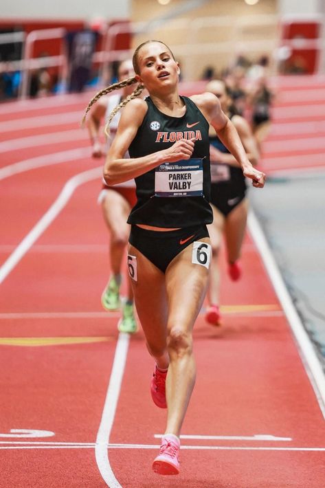 Parker Valby (Florida) 🥇 3000 metres 🥇 5000 metres • 2024 NCAA Indoor Championships (Boston) #running Trail Runner, Track & Field, Usa Track And Field, 200m Running Track, Female Marathon Runners, Running Books, Best Running Gear, Track And Field 400m, Fit Couple