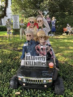 The New Orleans Skeleton House: A Hilariously Witty Halloween Display • Southern Chick Journal Skeleton Display Ideas, Skeleton Displays, Skeleton House, Skeleton Display, Halloween Camping, Halloween Skeleton Decorations, Halloween Outside, Happy Camp, Easy Halloween Decorations