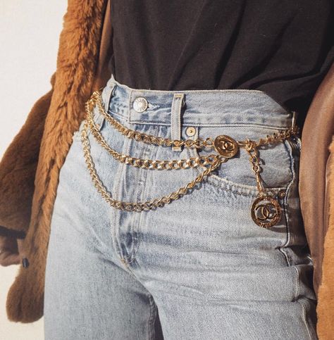 chain it up #belt #chanel #style #outfit #accessories #simplyaudreekate Chain Belt Outfit, Chanel Chain Belt, Chain Outfit, Jeans With Chains, Jeans Chain, Look Jean, Chanel Chain, Outfit Vintage, Chain Belts