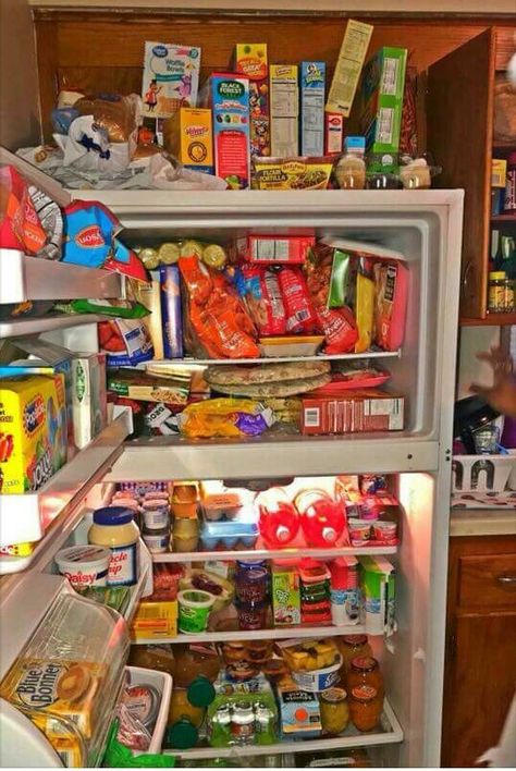 Would love to have this fridge! Dinner Family, Snack Shack, Lots Of Food, 100 Calorie, Resep Diet, Sleepover Food, Junk Food Snacks, Makanan Diet, Meal Prep For The Week