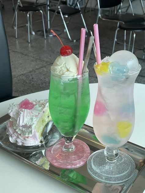 Melon Cream Soda, Soda Float, Melon Soda, Soda Floats, Soda Recipe, Kawaii Cooking, Cute Snacks, Frutiger Aero, Pretty Drinks