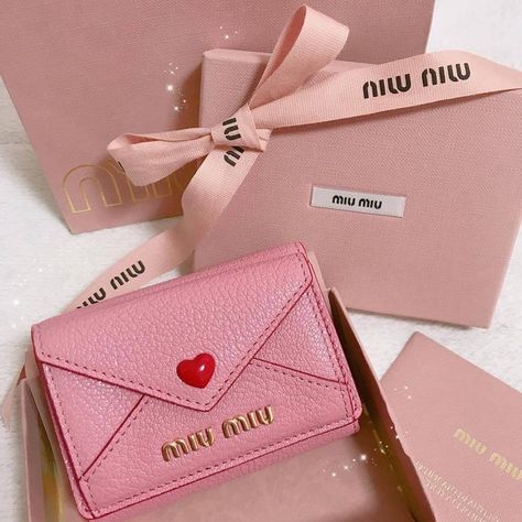 pink, wallet, designer, heart, cute, aesthetic Cute Wallets, Miu Miu Wallet, Pink Girly Things, Fancy Bags, Foto Art, Birthday Wishlist, Pretty Bags, Pink Princess, Material Girls