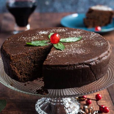 Jamaican Black Rum Fruit Cake Recipe - Jamaican Foods and Recipes - Authentic Jamaican Recipes and Foods Black Cake Jamaican, Rum Fruit Cake Recipe, Fruit Cake Photography, Black Rum Cake, Jamaican Christmas Cake, Jamaican Fruit Cake, Rum Fruit Cake, Jamaican Rum Cake, Cake Icing Tips