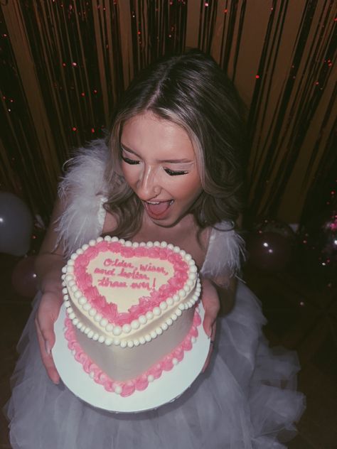 Birthday Cake 2000s, 2000s Aesthetic Birthday Party, Eighteen Aesthetic, Tortas Aesthetic Vintage, Birthday Esthetics, 2000s Birthday Cake, 2000s Cake, Taurus Szn, Picnic Aesthetics