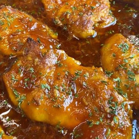 Easy 4-Ingredient Apricot Chicken Recipe | GB's Kitchen Garlic Chicken And Potatoes, 4 Ingredient Chicken, Baked Garlic Chicken, Apricot Chicken Recipes, Noodle Casserole Recipes, Apricot Chicken, Chicken And Potatoes, Chicken Recipies, Pork Cutlets