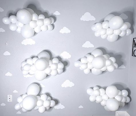 White Cloud Balloons, Balloon Clouds Diy, Cloud Balloon Garland, Cloud Balloon Arch, Valentines Balloons Decorations, Whimsical Baby Shower, Cloud Theme, Planes Party, Balloon Clouds