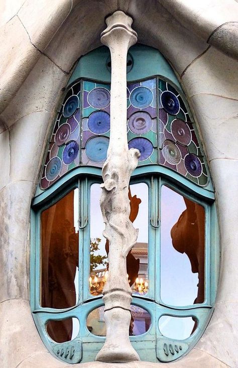 Gaudi Casa Batllo, Gaudi Mosaic, Antoni Gaudí I Cornet, Gaudi Architecture, Barcelona Architecture, Barcelona Design, Gaudi Barcelona, Antonio Gaudí, Unusual Buildings