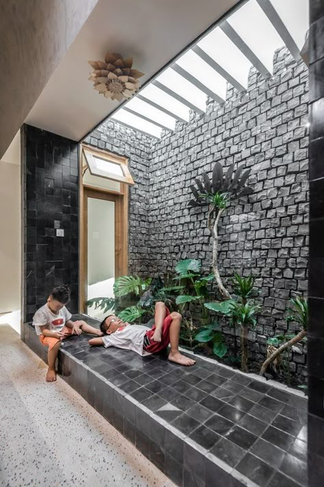 A Residence Design With Thoughtful Spatial Organization | DA VANG Studio - The Architects Diary Indoor Courtyard, Kolam Koi, Skylight Design, Home Designs Exterior, House Balcony Design, Courtyard Gardens Design, House Balcony, Indian Home Design, Courtyard Design