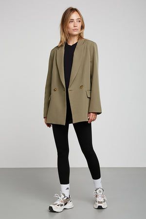 EVE Structured Oversized Blazer Olive Oversized Blazer Outfit Work, Khaki Blazer Outfit Women, Olive Green Blazer Outfit, Oversized Blazer Outfit Street Style, Khaki Blazer Outfit, Oversize Blazer Outfit, Oversized Blazer Outfit, Womens Oversized Blazer, Olive Blazer