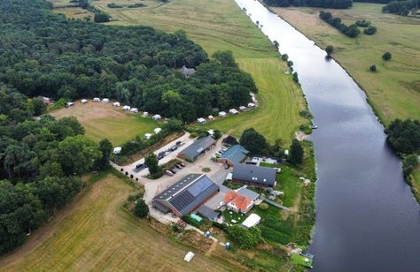 Onze caravan- en camperplaatsen zijn goed onderhouden en mooi vlak en ruim. Caravan, Rust, Camping