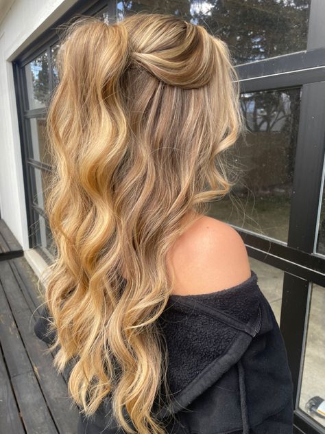 Hollywood waves, glam curls, trending hairstyles, volume half up half down hairstyle, simple hairstyle, easy hairstyle Down Hoco Hairstyles, Bridesmaid Hair Inspo, Grad Hair, Bridemaids Hairstyles, Cute Prom Hairstyles, Simple Prom Hair, Guest Hair, Bridesmaids Hair, Bridesmaid Hair Makeup