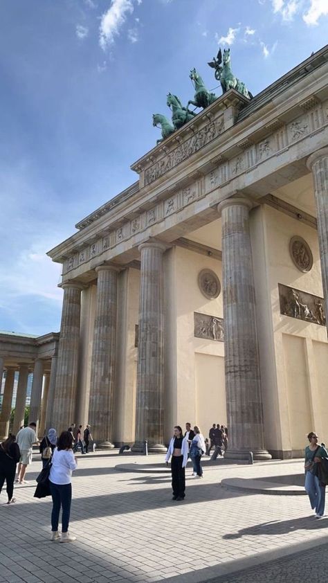 Berlin Brandenburg Gate, Study German, Berlin Travel, Brandenburg Gate, Germany Flag, Art Process, Kids Around The World, Historical Place, Iconic Landmarks