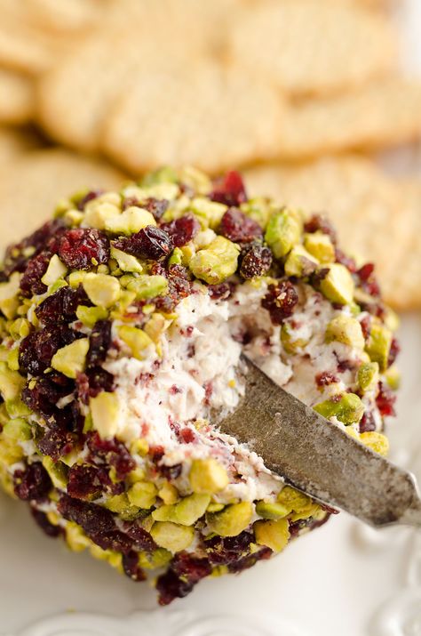 Pistachio Cheese Ball, Cream Cheese Balls, Cream Cheese Balls Recipe, Cream Cheese Ball, Cranberry Pistachio, Cheese Ball Recipes, Cheese Balls, Holiday Appetizers, Snacks Für Party