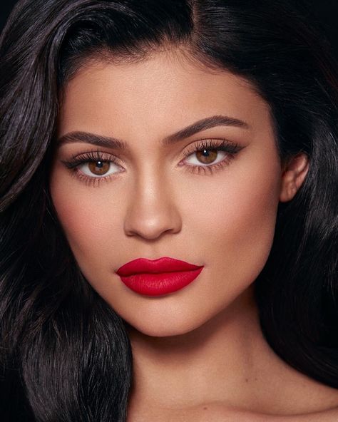 Kylie Jenner Face, Maquillage Kylie Jenner, Simple Wedding Makeup, Red Lips Makeup Look, Natural Smokey Eye, Kylie Makeup, Perfect Red Lips, Jenner Makeup, Kylie Jenner Makeup