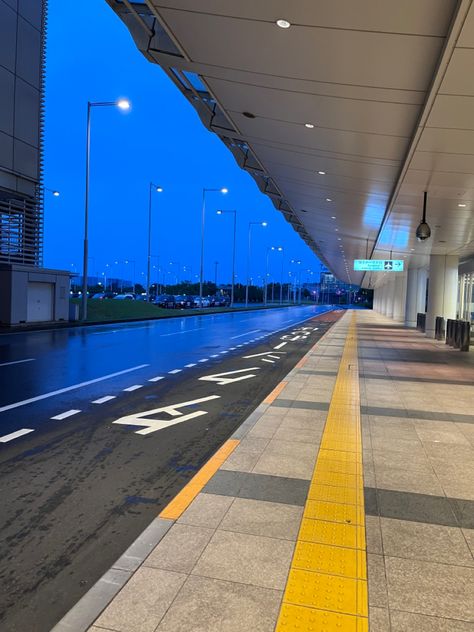 #airport #travel #japan #japon #aesthetictumblr #sunshine #morning #early #aeroport #light Airport Early Morning, Japan Airport Aesthetic, Aeroport Aesthetic, Japan Morning, Japan Airport, Sunshine Morning, Plane Aesthetic, Airport Vibes, Airport Aesthetic