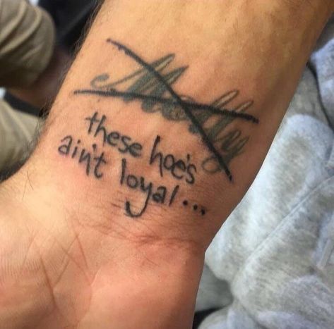 39 Pics That Will Make You Cringe Your Pants - Facepalm Gallery Trashy Quotes, Design Dragon, Bad Tattoos, Tattoo Design Book, Hand Tattoo, Tattoo Trends, Dope Tattoos, Simplistic Tattoos, Creative Tattoos