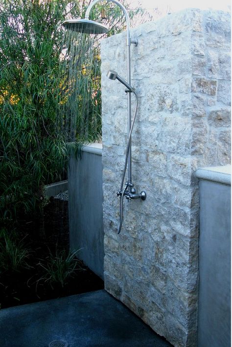 Diy Outdoor Shower Ideas, Shower Design Ideas, Outside Showers, Outdoor Shower Enclosure, San Francisco Design, Pool Shower, Garden Shower, Shingle Exterior, Rustic Stone