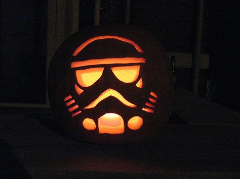 Storm trooper jack-o-lantern by Jeff Kopp Star Wars Pumpkin Carving, Star Wars Pumpkin, Pumkin Carving, Creative Pumpkin Carving, Easy Pumpkin Carving, Hallowen Ideas, Pumpkin Carving Patterns, Halloween Pumpkin Designs, Pumpkin Carvings