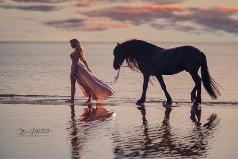 Equestrian Photoshoot, Horse Photoshoot Ideas, Equine Photography Poses, Horse Photography Poses, Foto Cowgirl, Pictures With Horses, Horse Photo, Horse Boarding, Photographie Portrait Inspiration