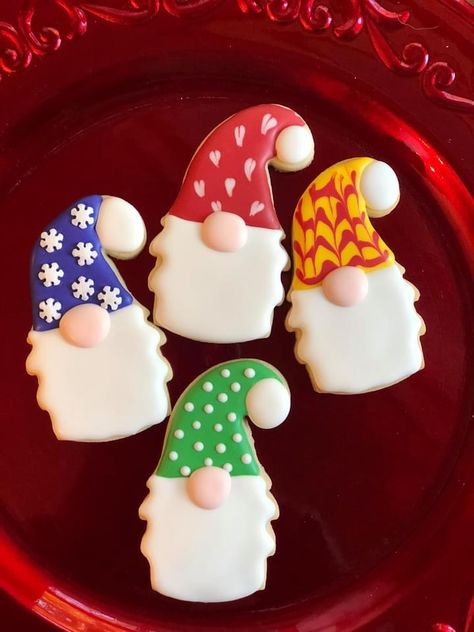 Star Cookie Decorating Ideas, Gnome Cookies, Iced Christmas Cookies, Gnome Cookie, Cookie Recipes Decorating, Christmas Sugar Cookies Decorated, Decorative Cookies, Royal Iced Cookies, Ultimate Cookies