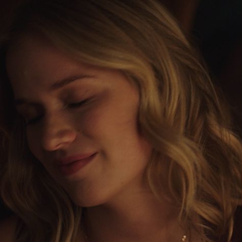 Elizabeth Lail as Guinevere Beck in You (2018) Guinevere Beck, Supernatural Fanfiction, Winky Face, Elizabeth Lail, I Love You Gif, Love You Gif, Beck, Blonde Girl, Queen Elizabeth