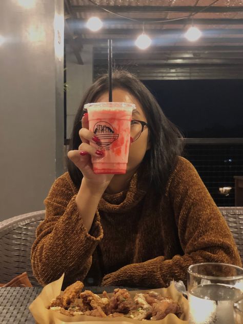 Short hair, eye glassess, glasses, pink drink, pink drink on hand, drink on hand, strawberry drink, turtleneck outfit, brown turtleneck, turtleneck sweater, sweater outfit, table pose, hand pose, drink on face, no face pose, no face selfie No Face Coffee Photo, Pose With Drink, No Face Selfie, Pose Hand, Strawberry Drink, Face Pose, Brown Turtleneck, Face Selfie, Strawberry Drinks