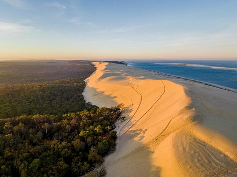 Merveilles de la Nouvelle-Aquitaine : la dune du Pilat, la plus haute d’Europe à (re) découvrir en images Cap Ferret, Beaux Villages, Aquitaine, Travel Board, Beautiful Places, Road Trip, Arch, France, Road