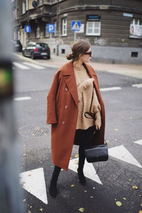 Love this burnt orange coat Minimalist Moda, Orange Coat, Stylish Winter Outfits, Coat Outfit, Street Style Winter, Business Outfit, Coat Outfits, 가을 패션, Inspiration Mode